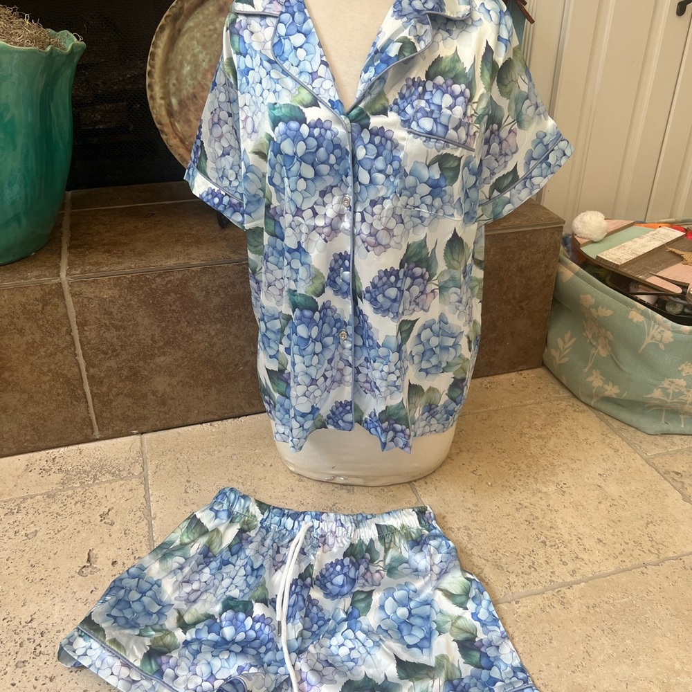 NWT DALIA MACPHEE M Hydrangea Print Notch satin pajama set large